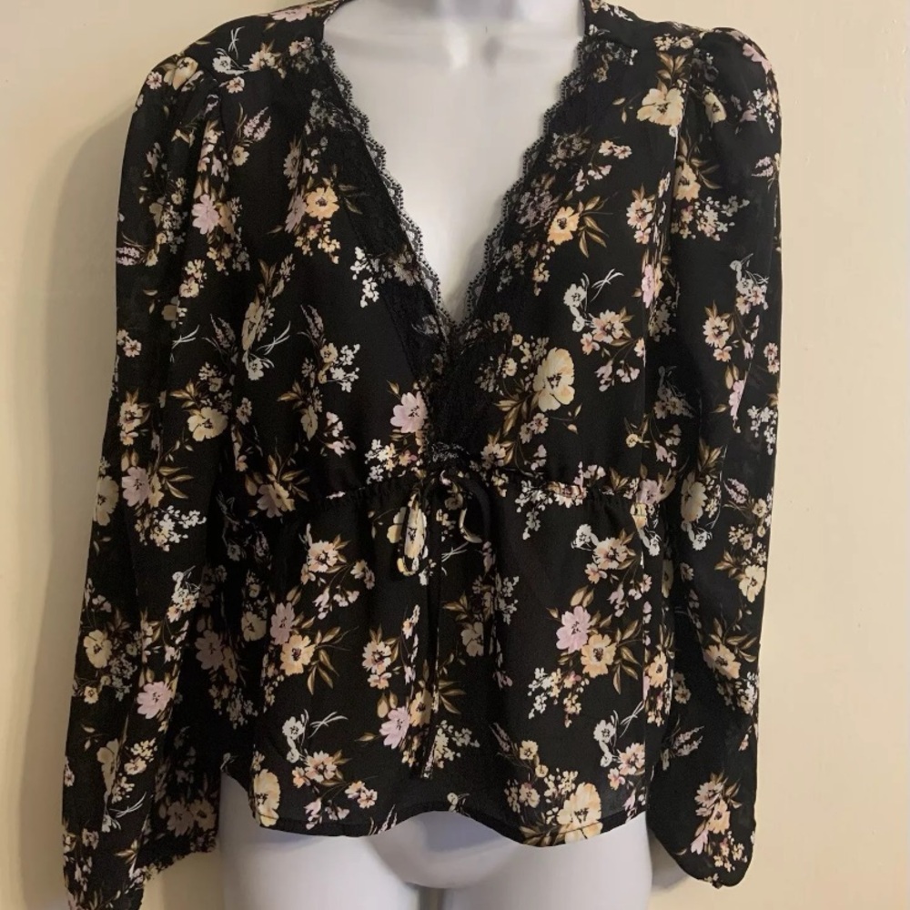 (NWT) Live Tree Junior’s Size Large Black & Cream Floral Long Sleeve Blouse